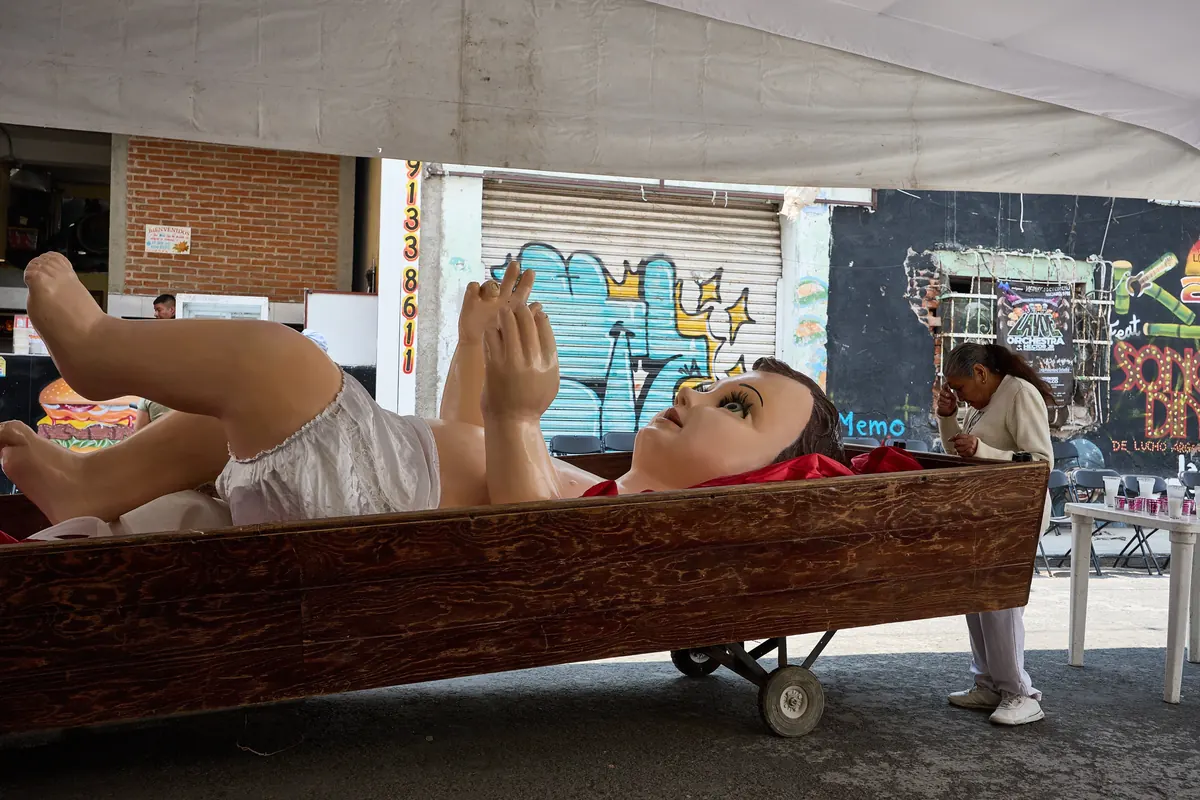 Giant Baby Jesus Statue Brings Peace to Tepito